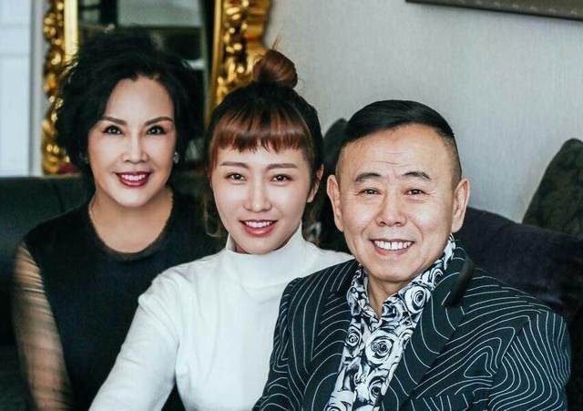 潘阳近照曝光，潘长江评论：就知道天天臭美