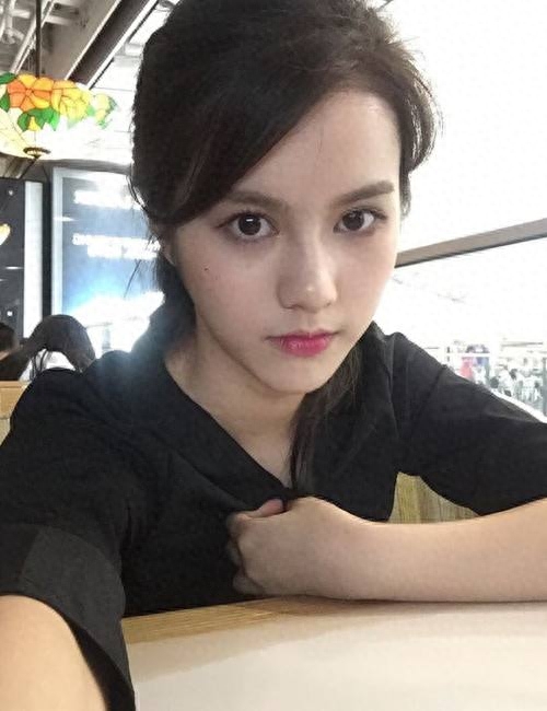 因为身材好，从服务员到进入演艺圈的邓月平