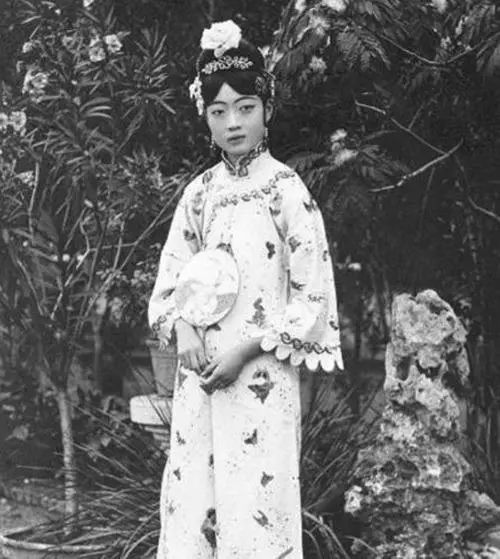 婉容皇后照片真漂亮，末代皇后婉容的一生是怎么度过的