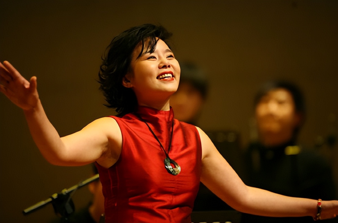 “神曲教母”龚琳娜：公开批判假唱，大胆指责王菲，她什么来头？