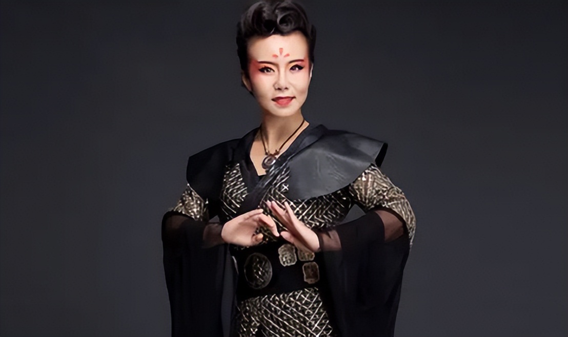 “神曲教母”龚琳娜：公开批判假唱，大胆指责王菲，她什么来头？