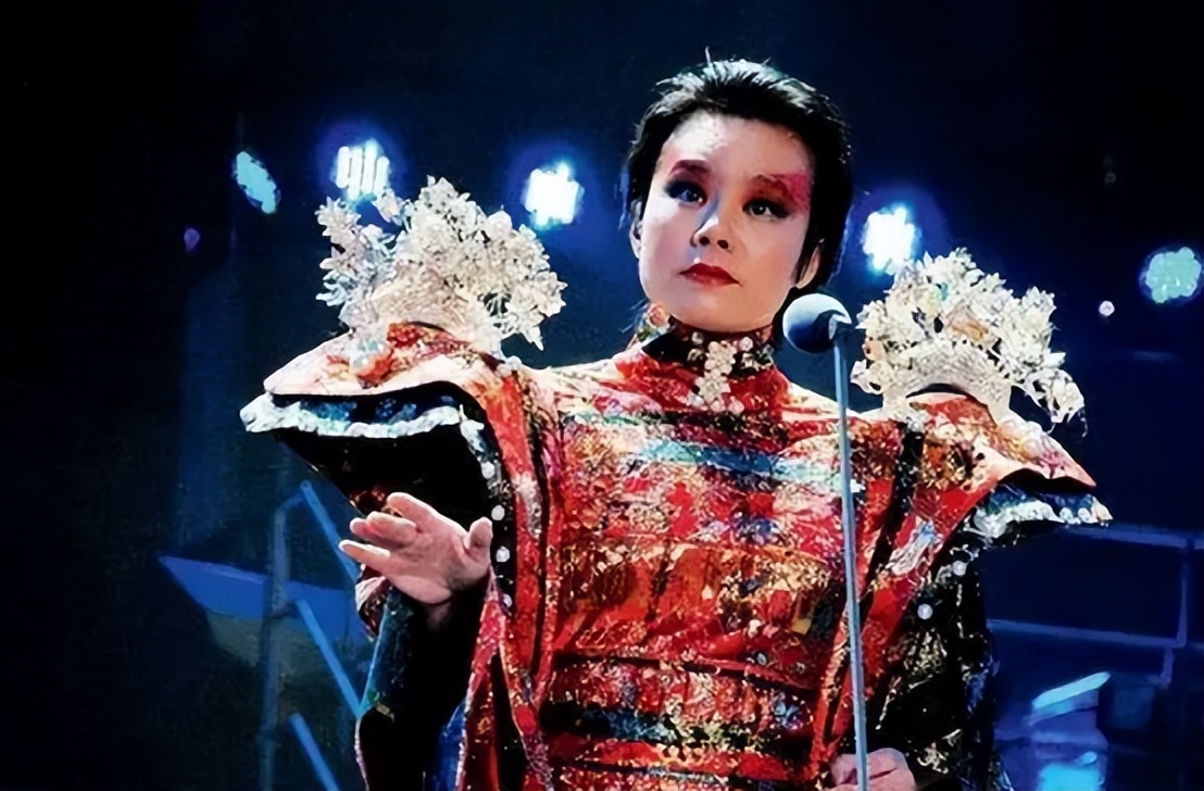 “神曲教母”龚琳娜：公开批判假唱，大胆指责王菲，她什么来头？