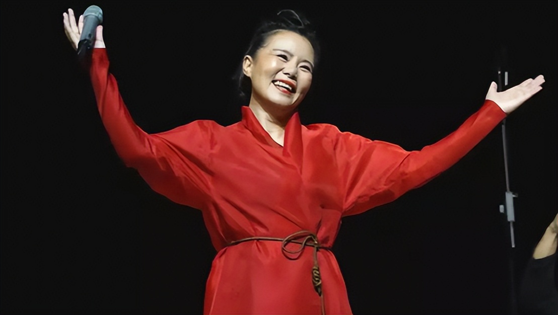 “神曲教母”龚琳娜：公开批判假唱，大胆指责王菲，她什么来头？