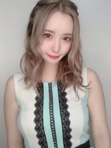 ​天然国宝级女神，黑川纱里奈。