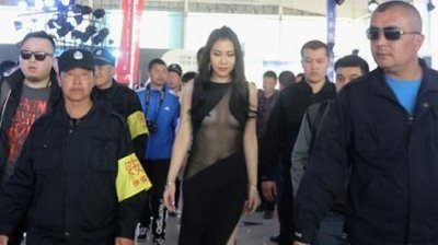 ​车模莫露露照片（莫露露现身伊宁车展 ）
