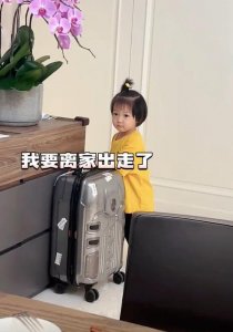 ​王祖蓝晒女儿“离家出走”日常 Hayley 呆萌可爱