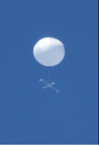 日本上空出现白色不明球体