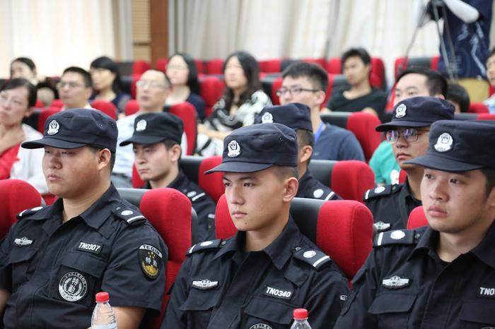 《猎毒人》曾在常州取景3个月 昨主创走进常州禁毒宣传基地