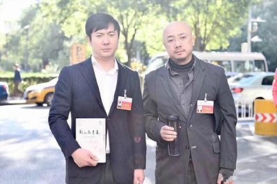 徐峥沈腾会场外合影被曝一脸“愁容”表情很搞笑