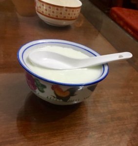 双皮奶的简单做法,准备好牛奶鸡蛋,做出来软嫩细腻,堪比甜品店