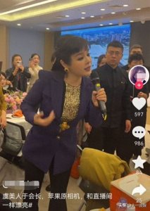 ​52岁于文红出席活动，生图近照被指像大头娃娃，还撞脸刘晓庆