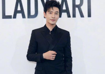 ​黄晓明叶珂冲上热搜，女方罕见高调疑逼宫，被质疑住进杨颖婚房