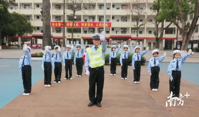 ​视频｜来，连州交警蜀黍教你交通手势指挥操
