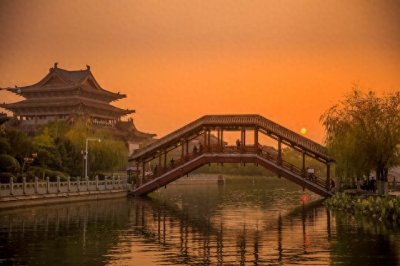 ​开封清明上河园以宋代历史文化为主题，展示中国古代文化的魅力