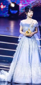 ​微博之夜奖项揭晓：杨紫和朱一龙荣获微博Queen和King