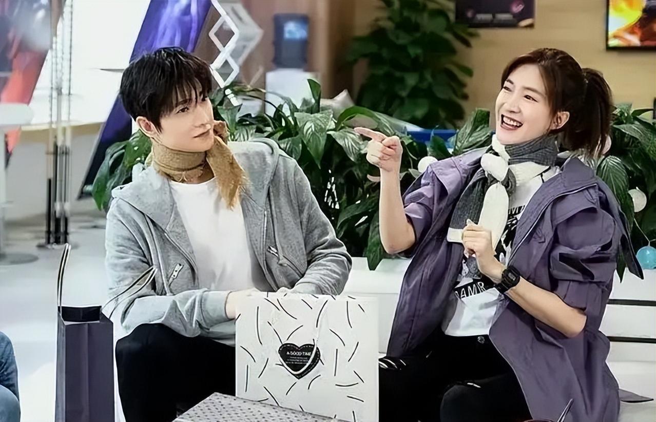 江疏影和彭昱畅上演花式吻戏，CP感不足，荧屏年下恋被指违和