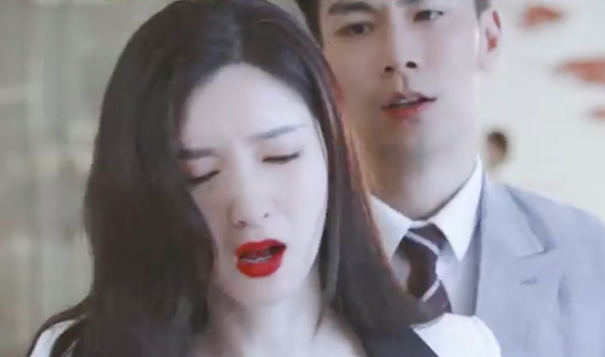 江疏影和彭昱畅上演花式吻戏，CP感不足，荧屏年下恋被指违和