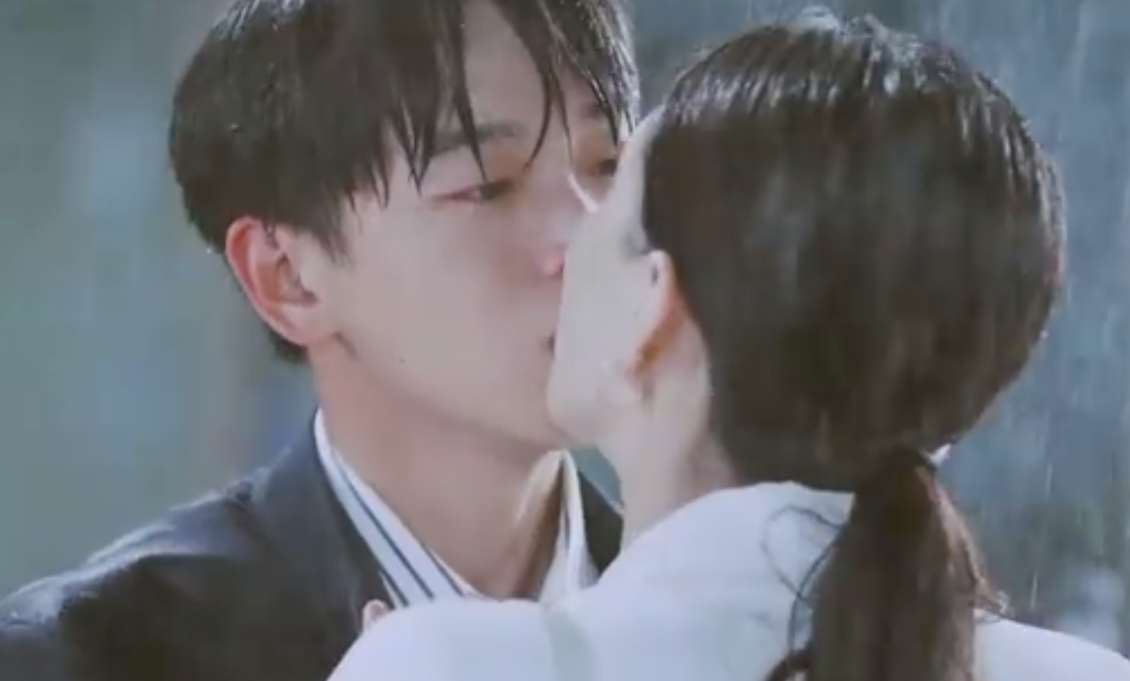 江疏影和彭昱畅上演花式吻戏，CP感不足，荧屏年下恋被指违和