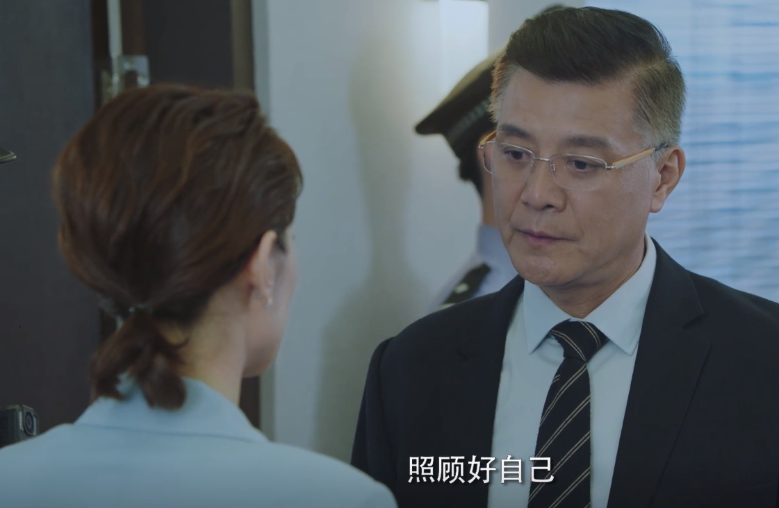 江疏影和彭昱畅上演花式吻戏，CP感不足，荧屏年下恋被指违和