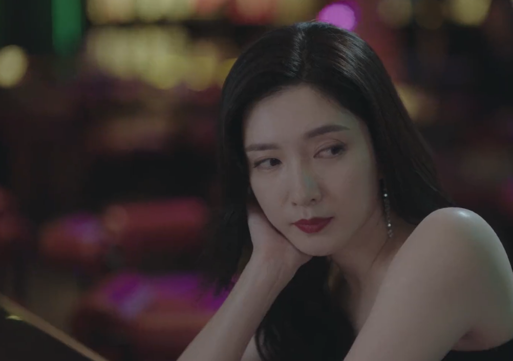 江疏影和彭昱畅上演花式吻戏，CP感不足，荧屏年下恋被指违和