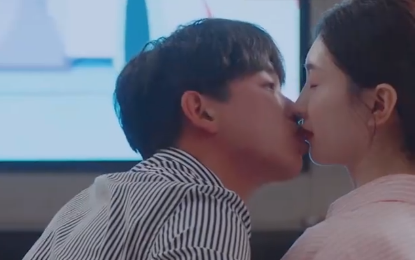 江疏影和彭昱畅上演花式吻戏，CP感不足，荧屏年下恋被指违和