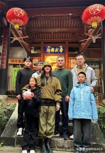 ​姚晨带儿女回福建老家，儿子戴眼镜五官好像妈妈，8岁女儿颜值高