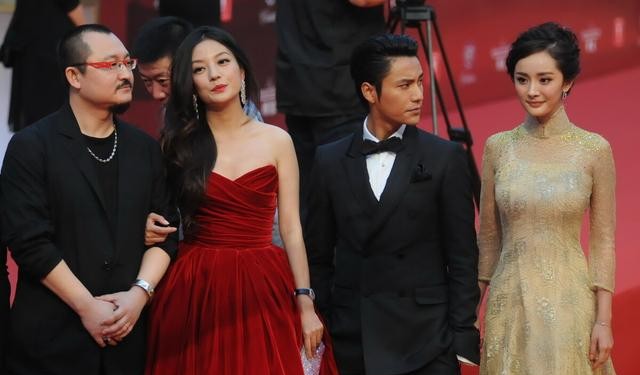 赵薇因为什么离的婚(昔日恩爱的模范夫妻为何频传婚变)