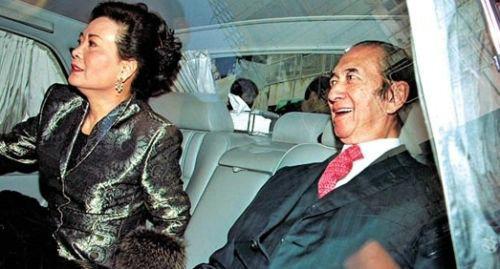 吴佩慈怀四胎的原因（这些女明星都拼了）(19)