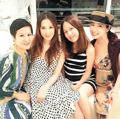 吴佩慈怀四胎的原因（这些女明星都拼了）(6)