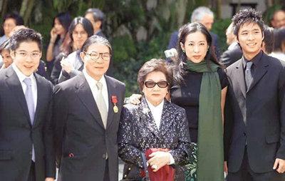 吴佩慈怀四胎的原因（这些女明星都拼了）(21)