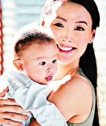 吴佩慈怀四胎的原因（这些女明星都拼了）(14)