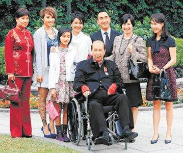 吴佩慈怀四胎的原因（这些女明星都拼了）(17)