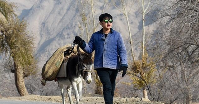 王祖蓝的爸爸王严化身份（王祖蓝父亲身份曝光实在让人唏嘘）