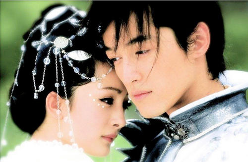 胡歌为啥处处维护杨幂天涯扒皮因为喜欢?杨幂见到胡歌哭了有故事?