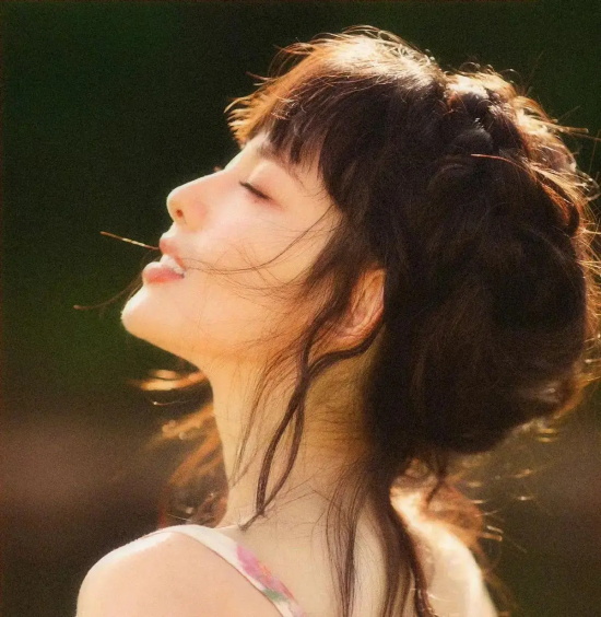 张嘉倪穿印花裙勒出丰满身材的清纯写真