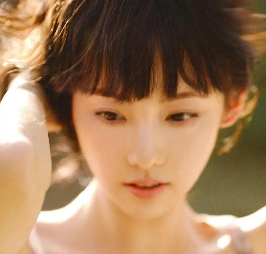 张嘉倪穿印花裙勒出丰满身材的清纯写真