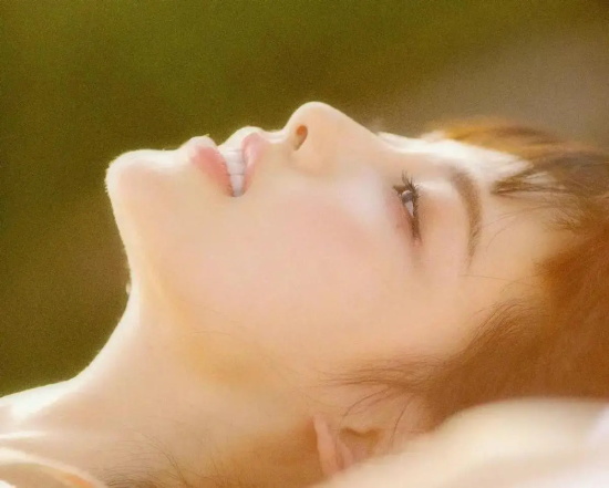 张嘉倪穿印花裙勒出丰满身材的清纯写真