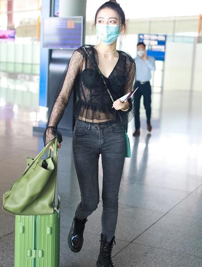 徐璐穿黑色透视装亮相