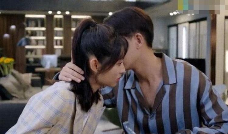 乌鸦小姐与蜥蜴先生中的吻戏「乌鸦小姐与蜥蜴先生吻戏用吻替任嘉伦是在照顾媳妇的感受吧」