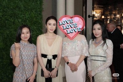 ​53岁黎姿和老公马廷强一同出席婚礼，一袭米色深V裙优雅大方！