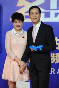 ​被称“奶奶穿粉裙”冯远征与妻子亮相，恩爱满满却引争议！