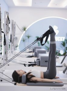 ​运动之美：白衣美女健身房摄影写真