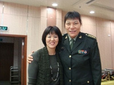 ​52岁郑海霞近况如何？双腿变形严重，丈夫已许久未公开出现