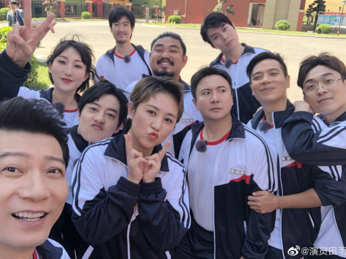 《夏洛特烦恼》时隔6年重聚,马丽穿校服不违和,沈腾p到没褶子