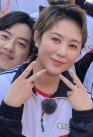 《夏洛特烦恼》时隔6年重聚,马丽穿校服不违和,沈腾p到没褶子