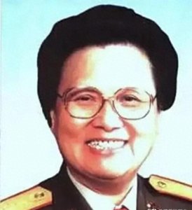 ​她是邓先群1993年获得少将军衔，丈夫也是一名中将！