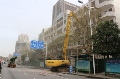 万国广场终于拆了,淮南解决烂尾楼还是有办法的