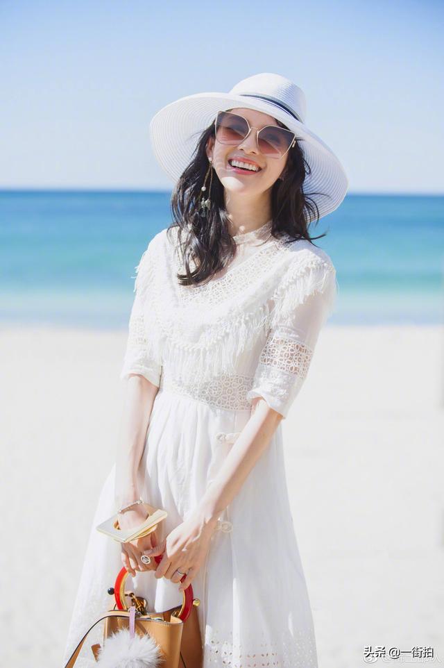 章子怡少女造型好减龄（章子怡丸子头配丝巾超）(11)