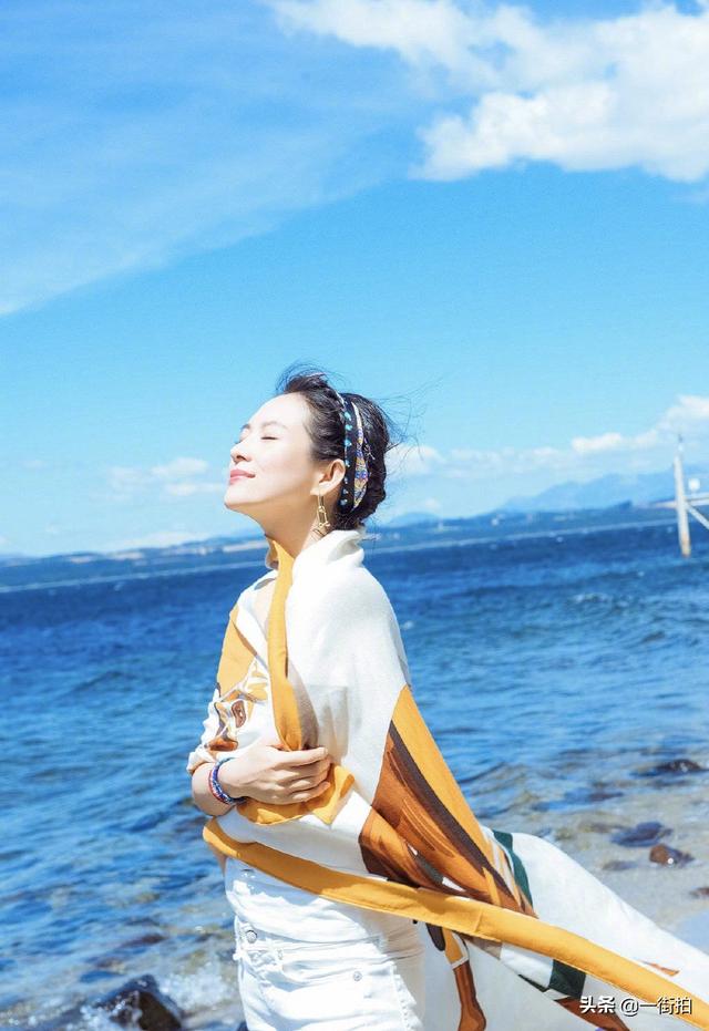 章子怡少女造型好减龄（章子怡丸子头配丝巾超）(5)