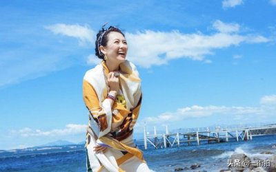 ​章子怡少女造型好减龄（章子怡丸子头配丝巾超）